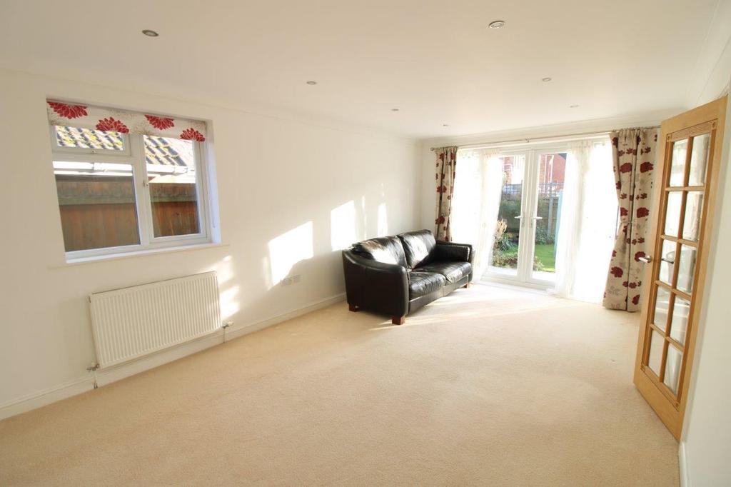Noel Avenue, Oakham 2 bed detached bungalow £995 pcm (£230 pw)