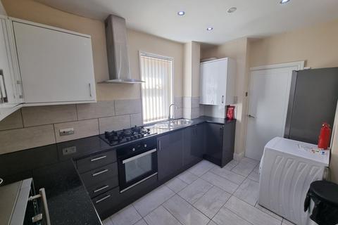 4 bedroom terraced house to rent, Kippax Street, M14 7NF