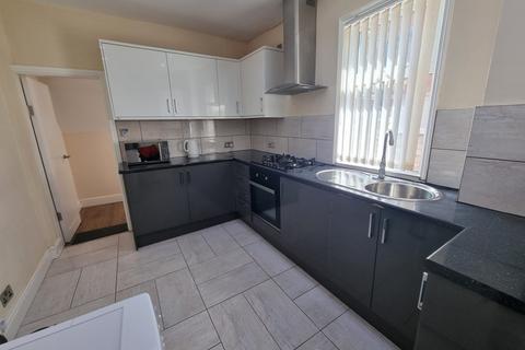 4 bedroom terraced house to rent, Kippax Street, M14 7NF