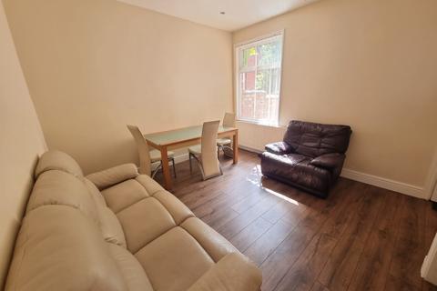 4 bedroom terraced house to rent, Kippax Street, M14 7NF