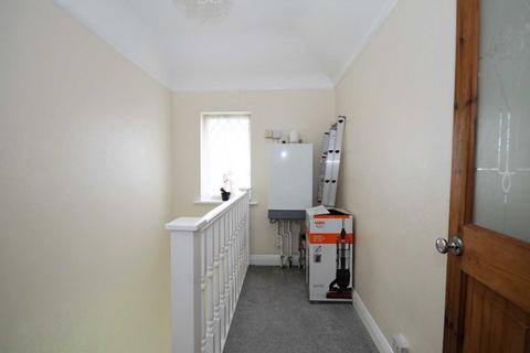 2 bedroom maisonette to rent, Tudor Drive, Morden