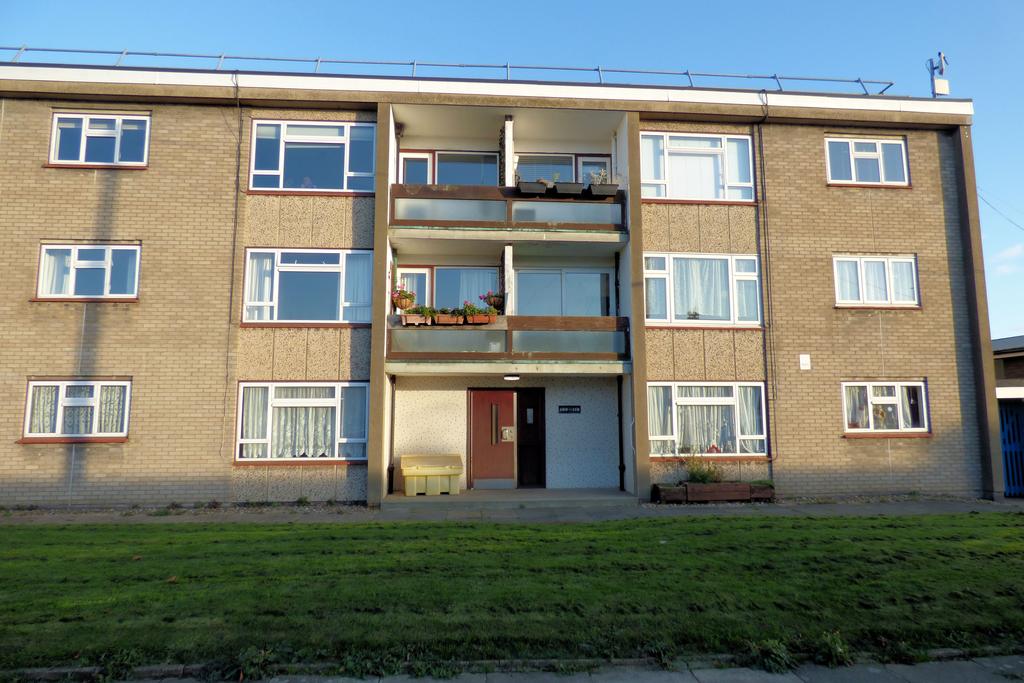 Macon Way, Upminster RM14 2 bed flat £239,995