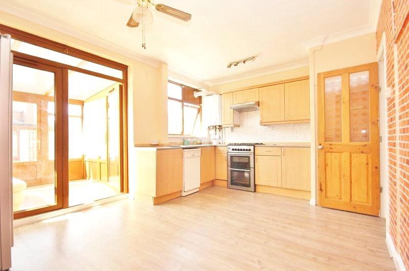 Wentworth Way, Rainham, Essex, RM13 3 bed terraced house £1,495 pcm (£345 pw)