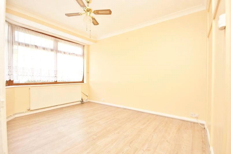 Wentworth Way, Rainham, Essex, RM13 3 bed terraced house £1,495 pcm (£345 pw)