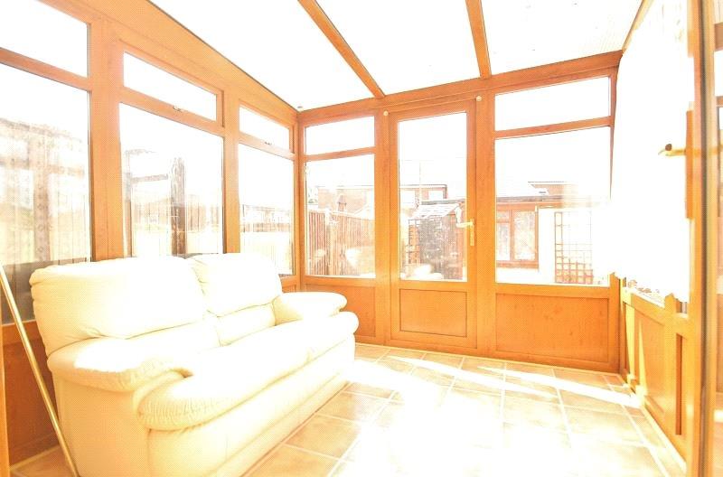 Wentworth Way, Rainham, Essex, RM13 3 bed terraced house £1,495 pcm (£345 pw)