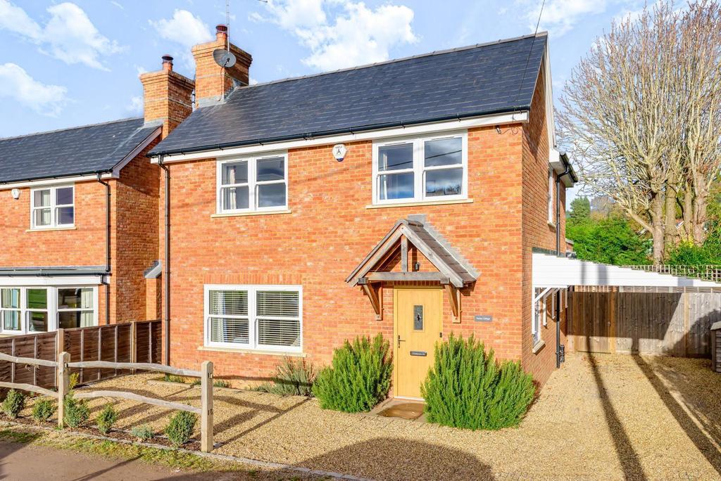 Peat Common, Elstead, Godalming, GU8 4 bed detached house £750,000