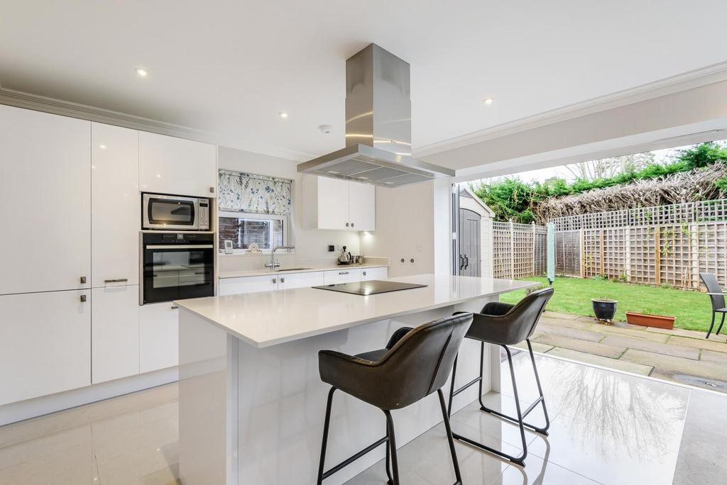 Peat Common, Elstead, Godalming, GU8 4 bed detached house £750,000