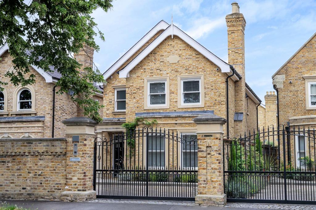 Palace Road, East Molesey, KT8 5 bed detached house £7,000 pcm (£