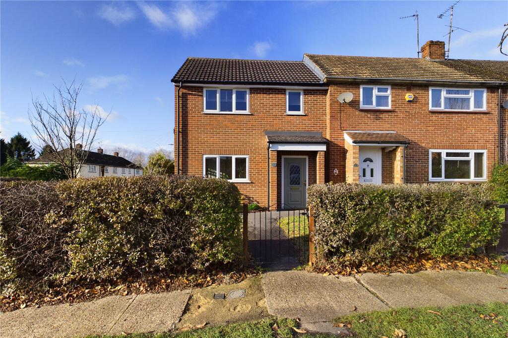 Royal Avenue, Calcot, Reading... 3 bed end of terrace house - £350,000