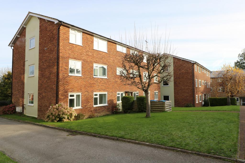 Sharrow Close, Haywards Heath, RH16 2 bed flat £225,000