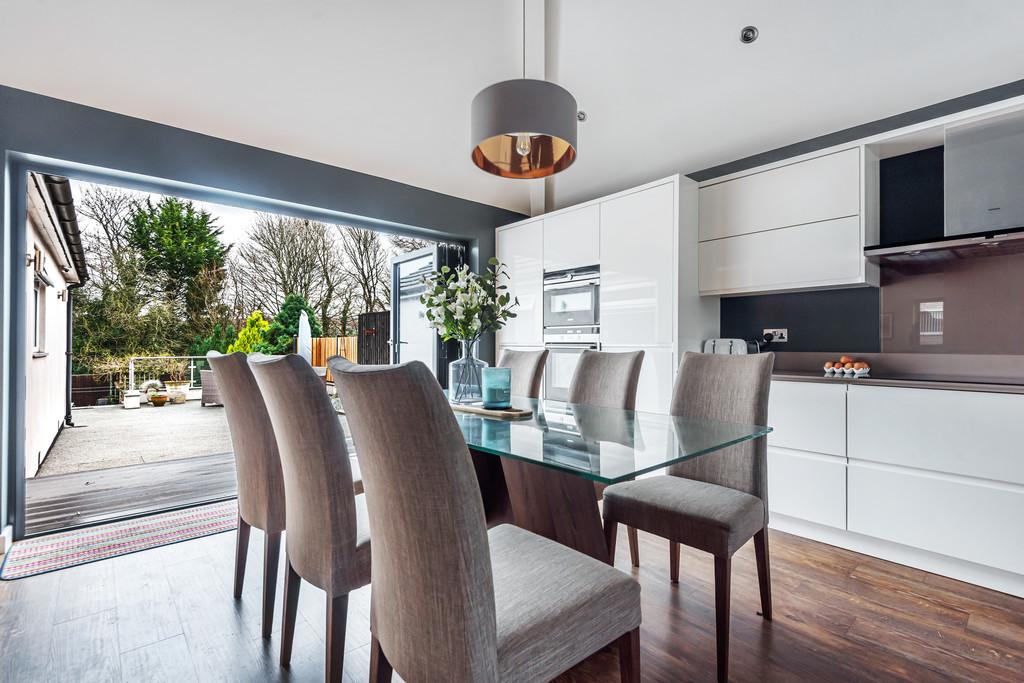 Excellent dining kitchen