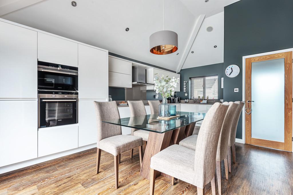 Excellent dining kitchen