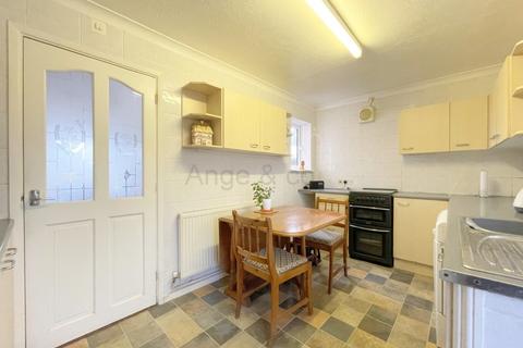 76 Broadwaters Road, Lowestoft, NR33 9HS