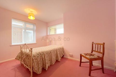 76 Broadwaters Road, Lowestoft, NR33 9HS