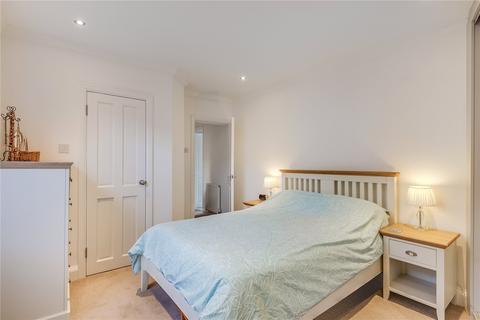 7 Chapter Chambers, London, SW1P 4NR