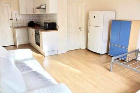 Studio to rent - Connaught House, Connaught Road, Reading, Berkshire, RG30