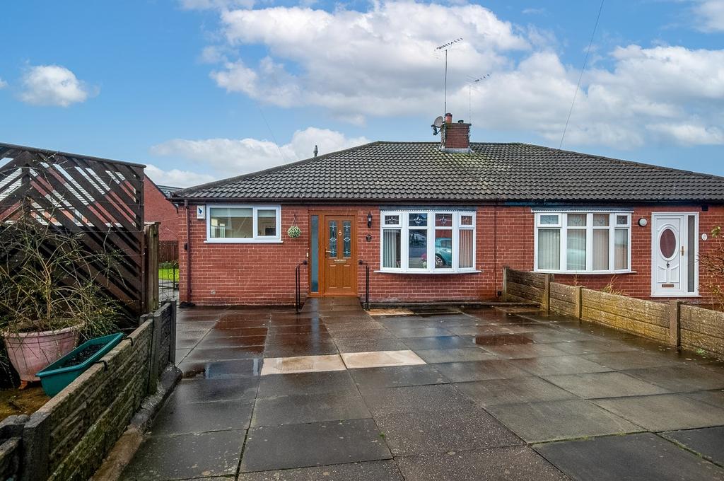 Troutbeck Avenue, NewtonleWillows... 3 bed semidetached bungalow £
