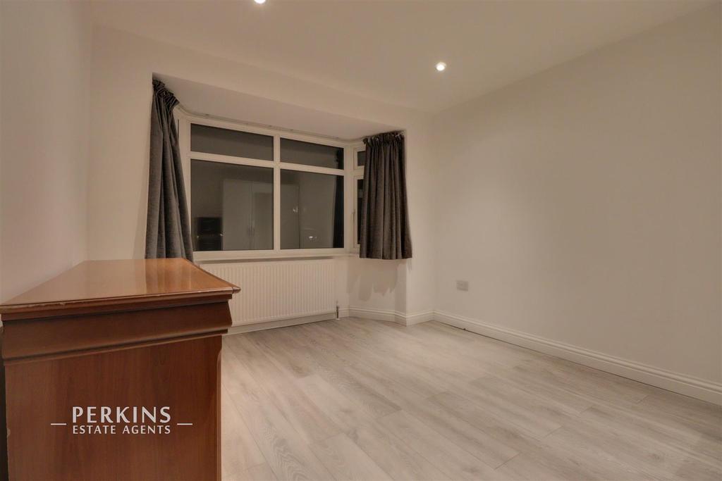 Castle Road, Northolt 3 bed £1,450 pcm (£335 pw)