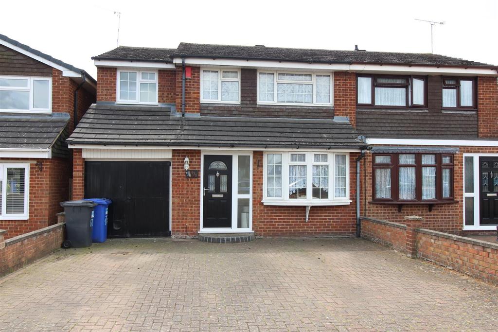 Glebe Road, Deanshanger, Milton Keynes 3 bed house £1,250 pcm (£288 pw)