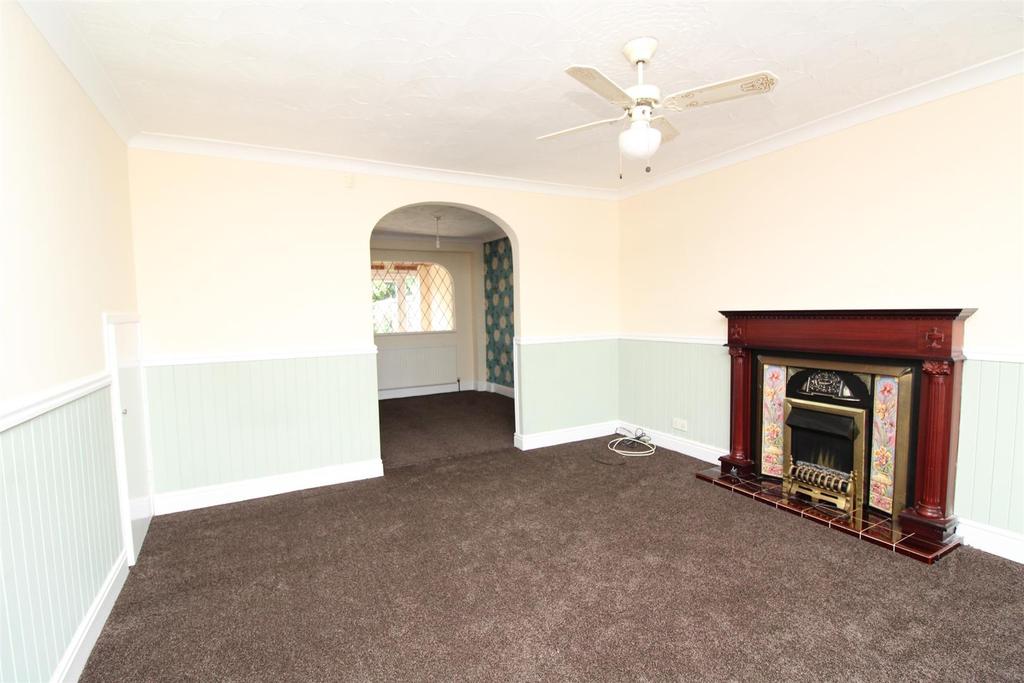 Glebe Road, Deanshanger, Milton Keynes 3 bed house £1,250 pcm (£288 pw)