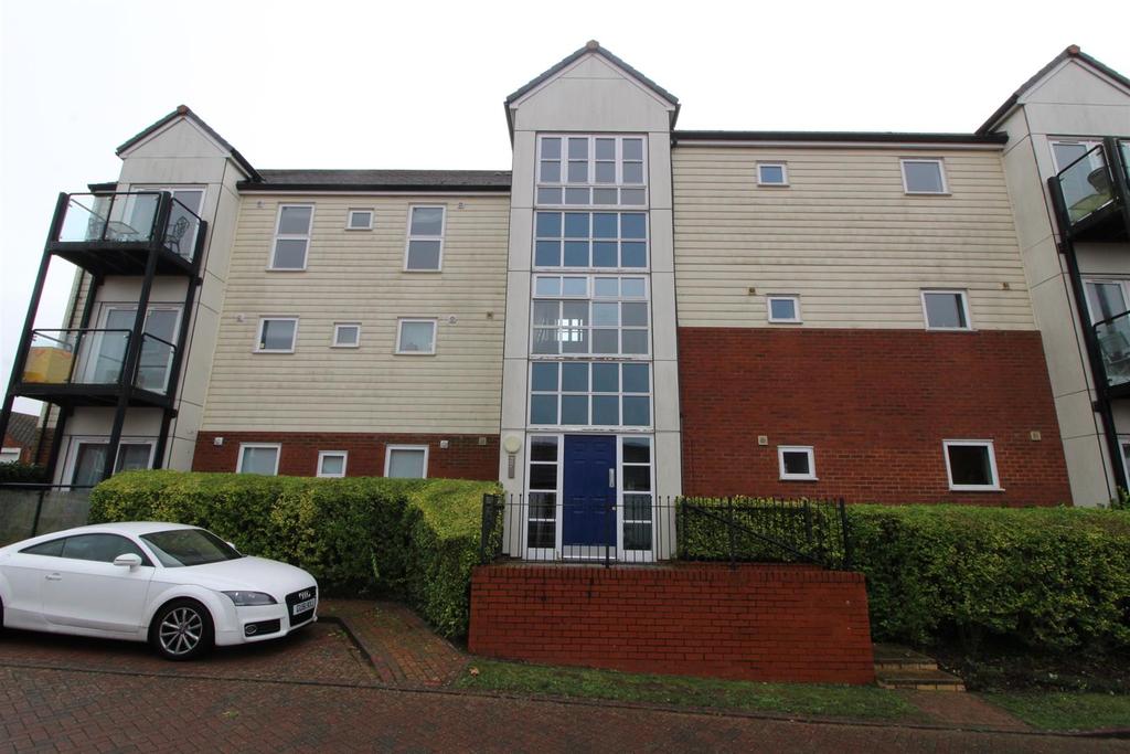 East Moor Drive, Wolverton Mill, Milton Keynes, MK12 5GX 2 bed flat £