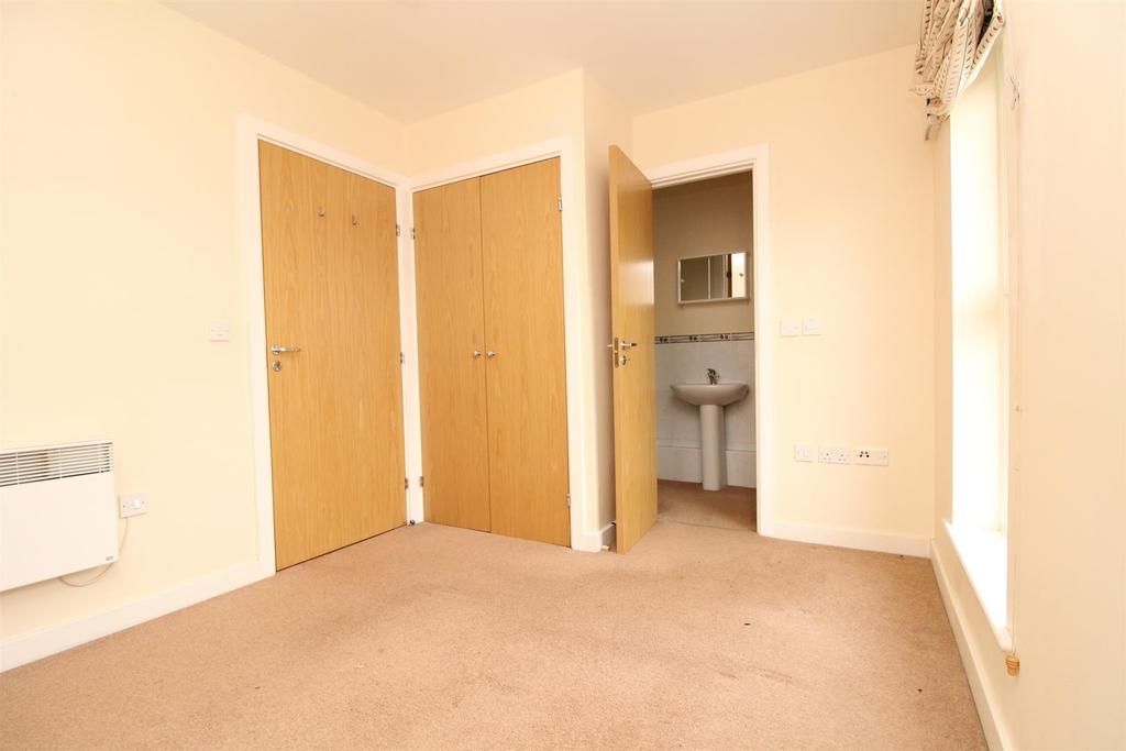 East Moor Drive, Wolverton Mill, Milton Keynes, MK12 5GX 2 bed flat £