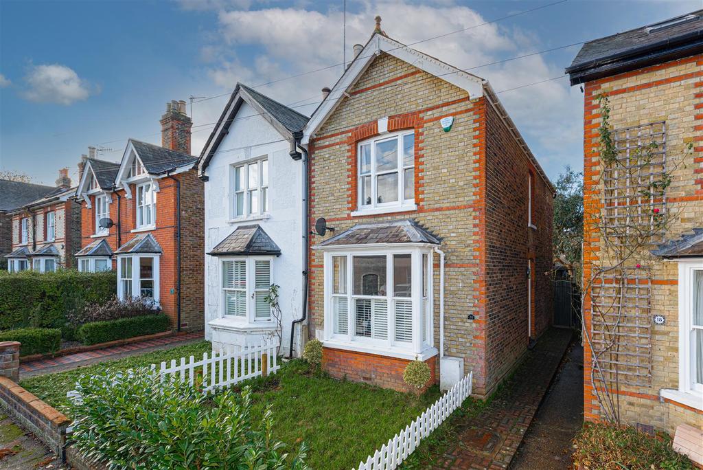 Fengates Road, Redhill 3 bed detached house £650,000