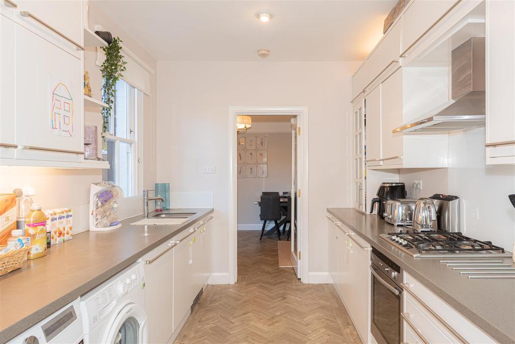 Fengates Road, Redhill 3 bed detached house £650,000