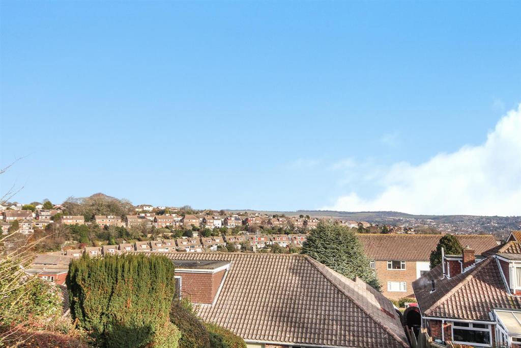 Millcroft, Brighton 3 bed detached bungalow £1,695 pcm (£391 pw)