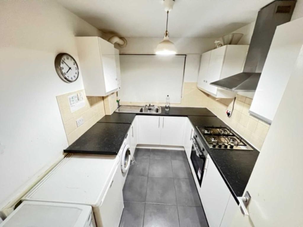 Drayton Road, Leytonstone 3 bed flat £1,647 pcm (£380 pw)