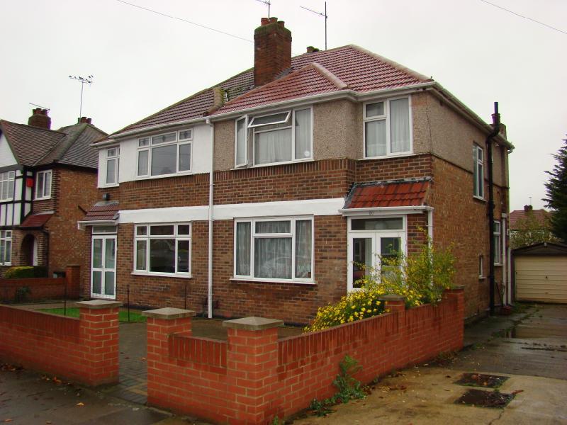 Middleton Avenue, Greenford... 3 bed house £1,650 pcm (£381 pw)