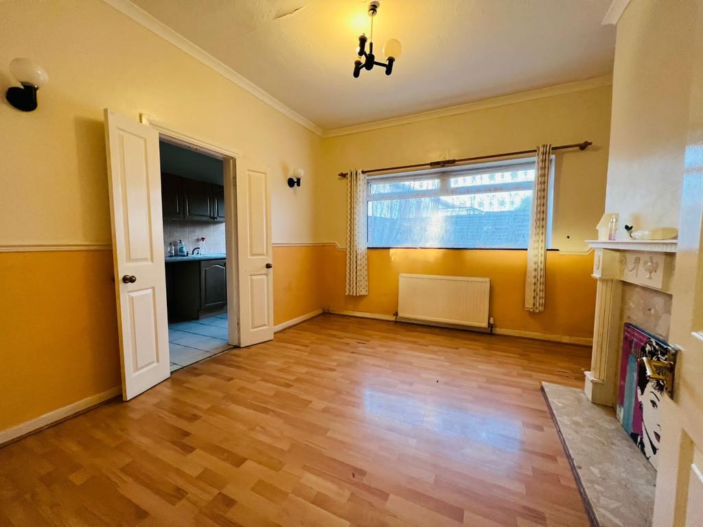 Kew Road, Southport, Merseyside, PR8 4JE 3 bed semidetached house £