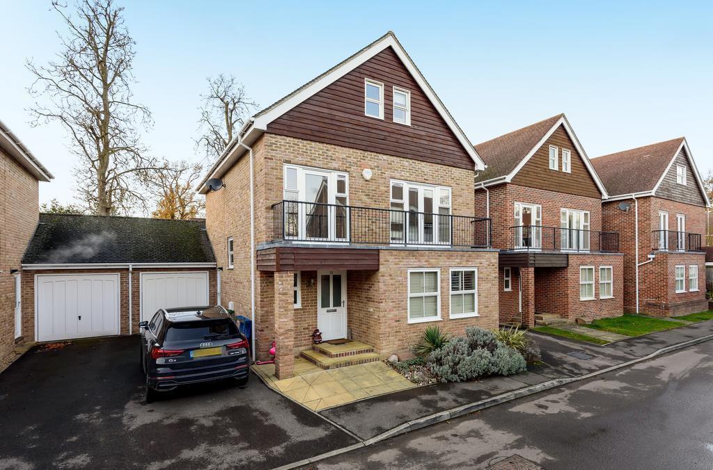 Pendenza, Cobham, KT11 5 bed detached house £1,000,000