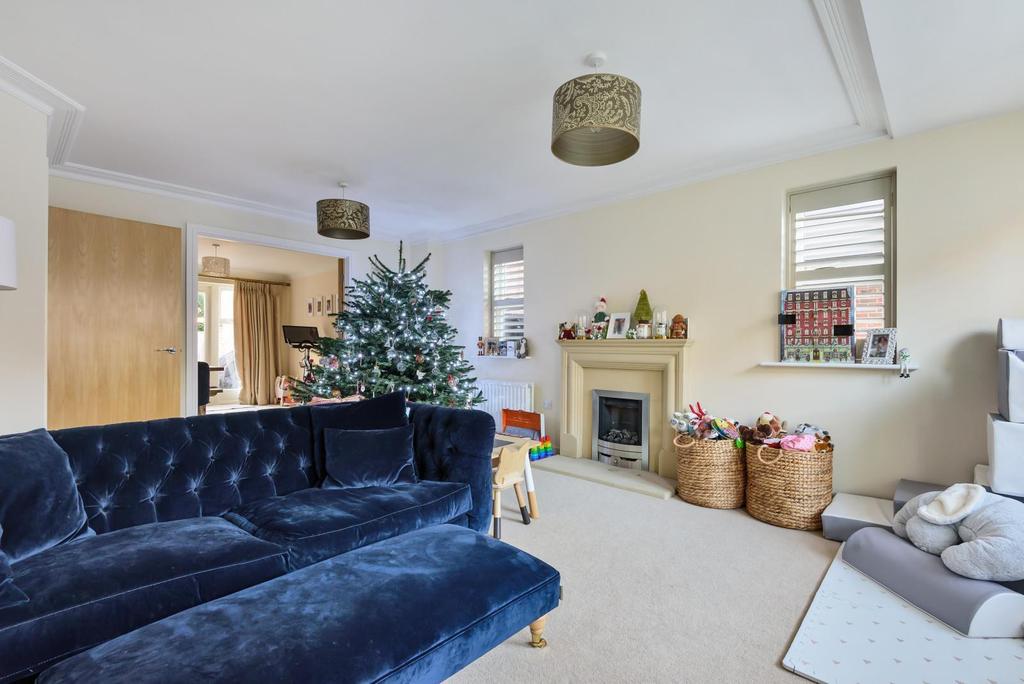 Pendenza, Cobham, KT11 5 bed detached house £1,000,000