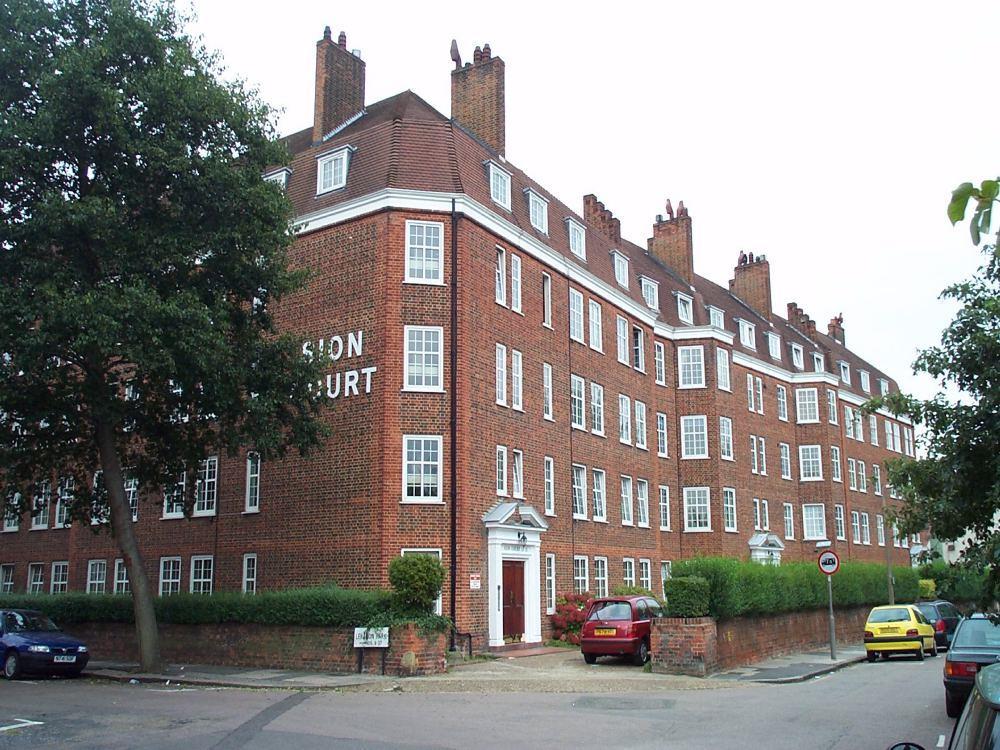 Lebanon Court, Twickenham 3 bed apartment £1,900 pcm (£438 pw)
