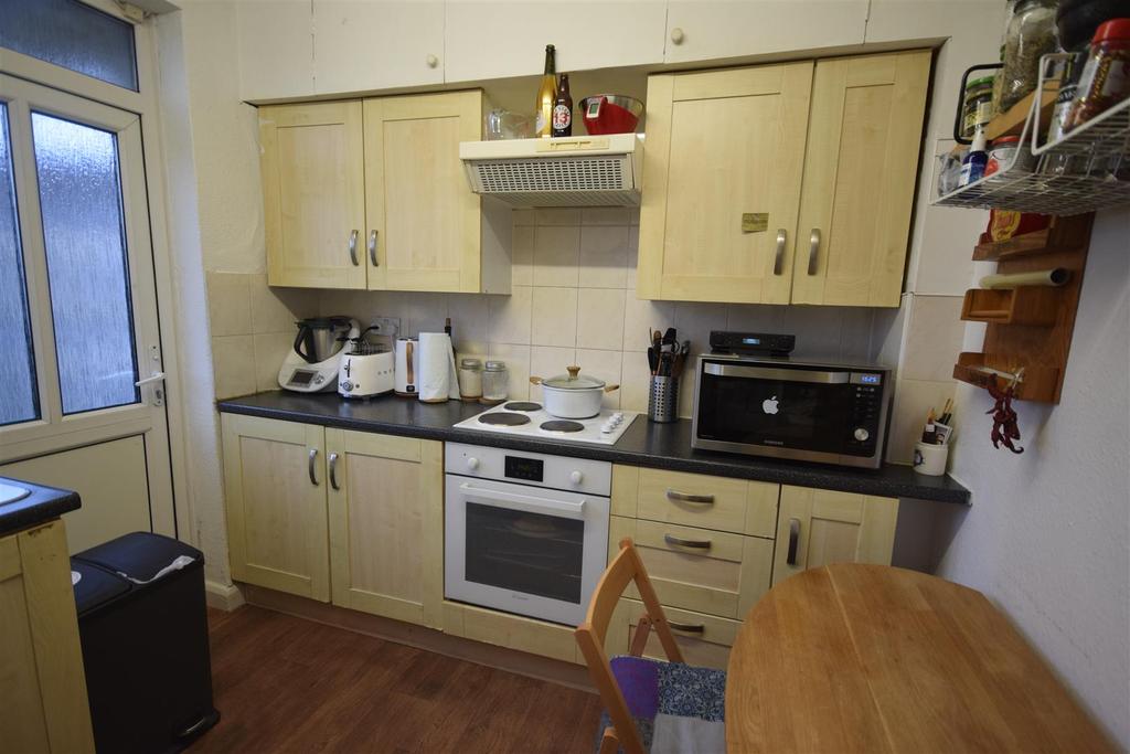 Lebanon Court, Twickenham 3 bed apartment £1,900 pcm (£438 pw)