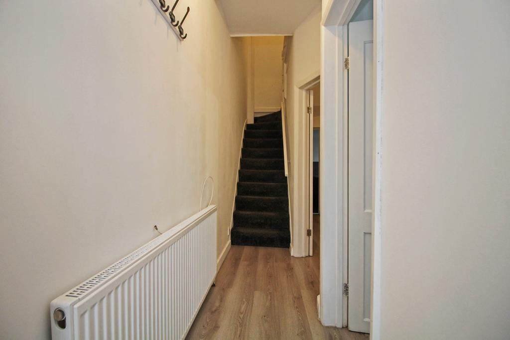 Sheringham Avenue, Manor Park, E12 4 bed terraced house £1,900 pcm (£