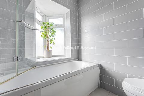 53b Thornsbeach Road, London, SE6 1DZ