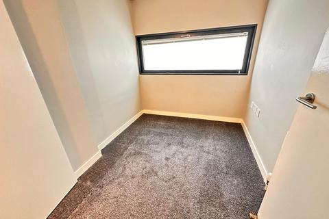 2 bedroom flat to rent, Woodfield Road, Altrincham, WA14