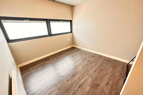 2 bedroom flat to rent, Woodfield Road, Altrincham, WA14