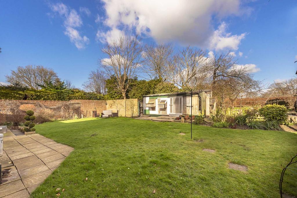 Aylesbury 4 bed detached house £700,000