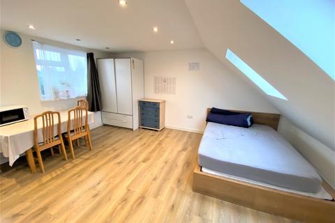 Studio to rent, Ilford Lane, Ilford IG1