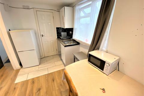 Studio to rent, Ilford Lane, Ilford IG1