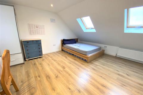 Studio to rent, Ilford Lane, Ilford IG1