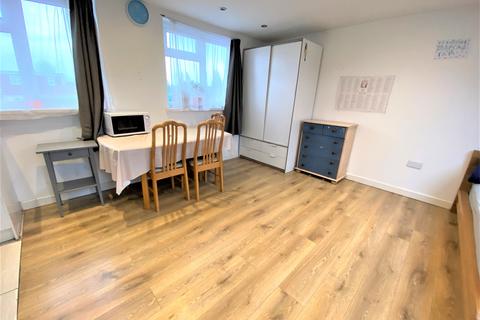 Studio to rent, Ilford Lane, Ilford IG1