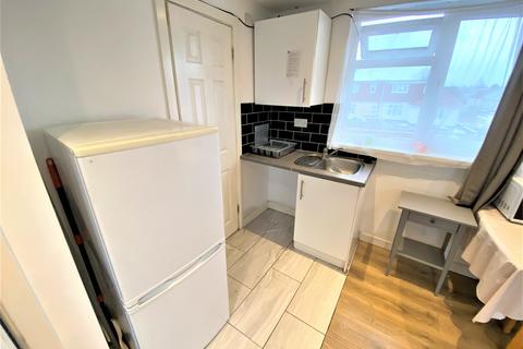 Studio to rent, Ilford Lane, Ilford IG1