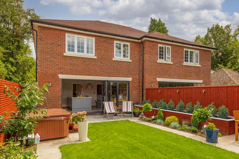 1 Chevron Close, Great Bookham, Leatherhead, KT23 4FH