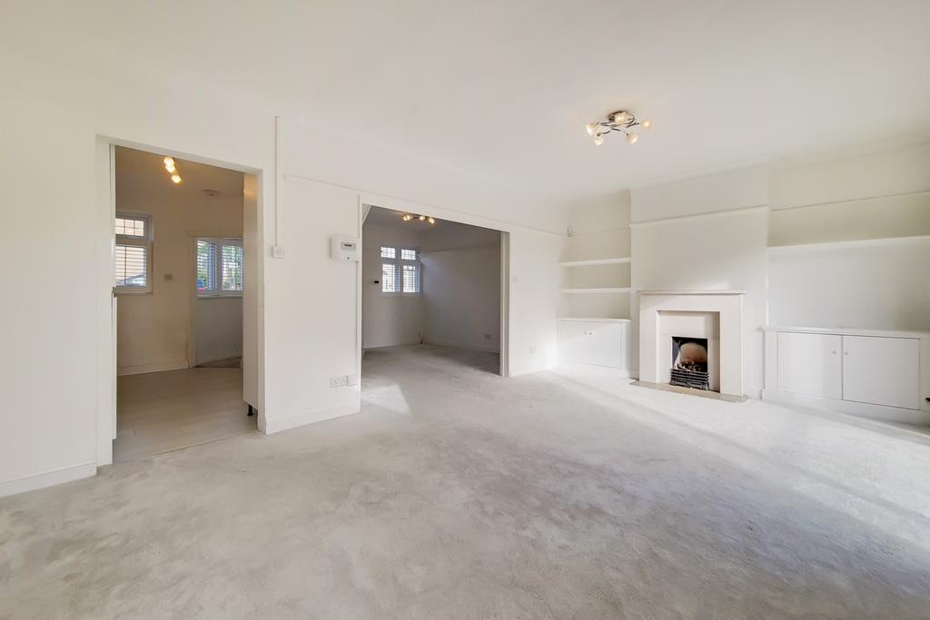 Milton Avenue, EN5 4 bed terraced house £2,400 pcm (£554 pw)