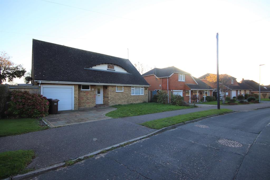 Hawkhurst Way, BexhillonSea, TN39 3 bed detached house £1,450 pcm