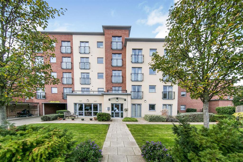 Carnarvon Road, ClactonOnSea, Essex, CO15 6EE 1 bed apartment £160,000